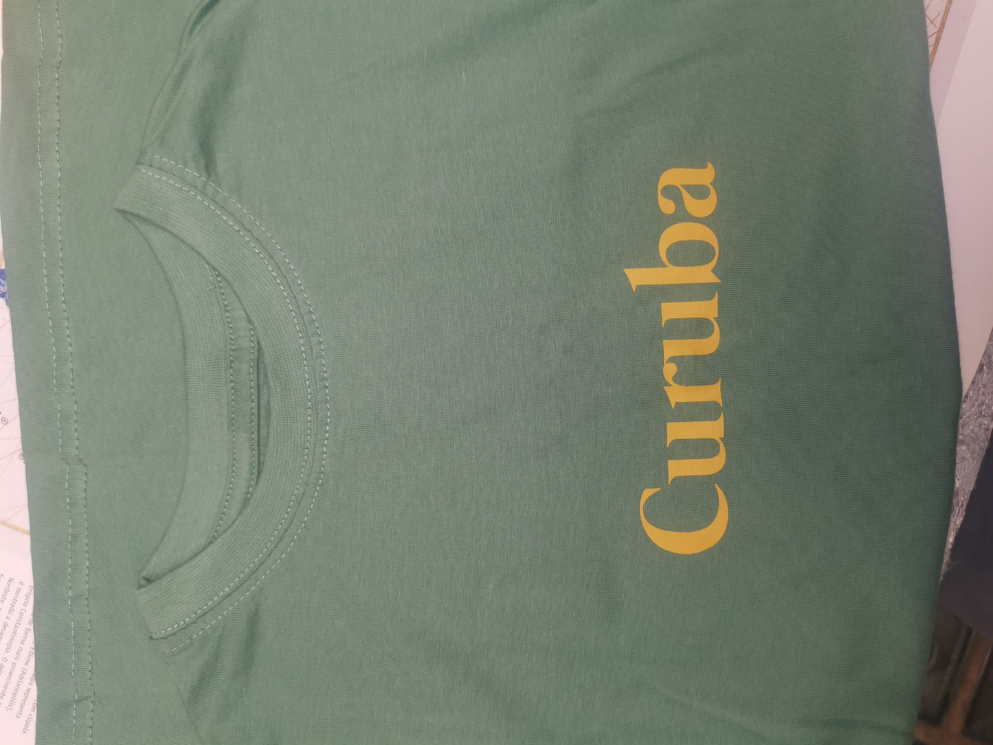 Camiseta Curuba sobre verde Salvia