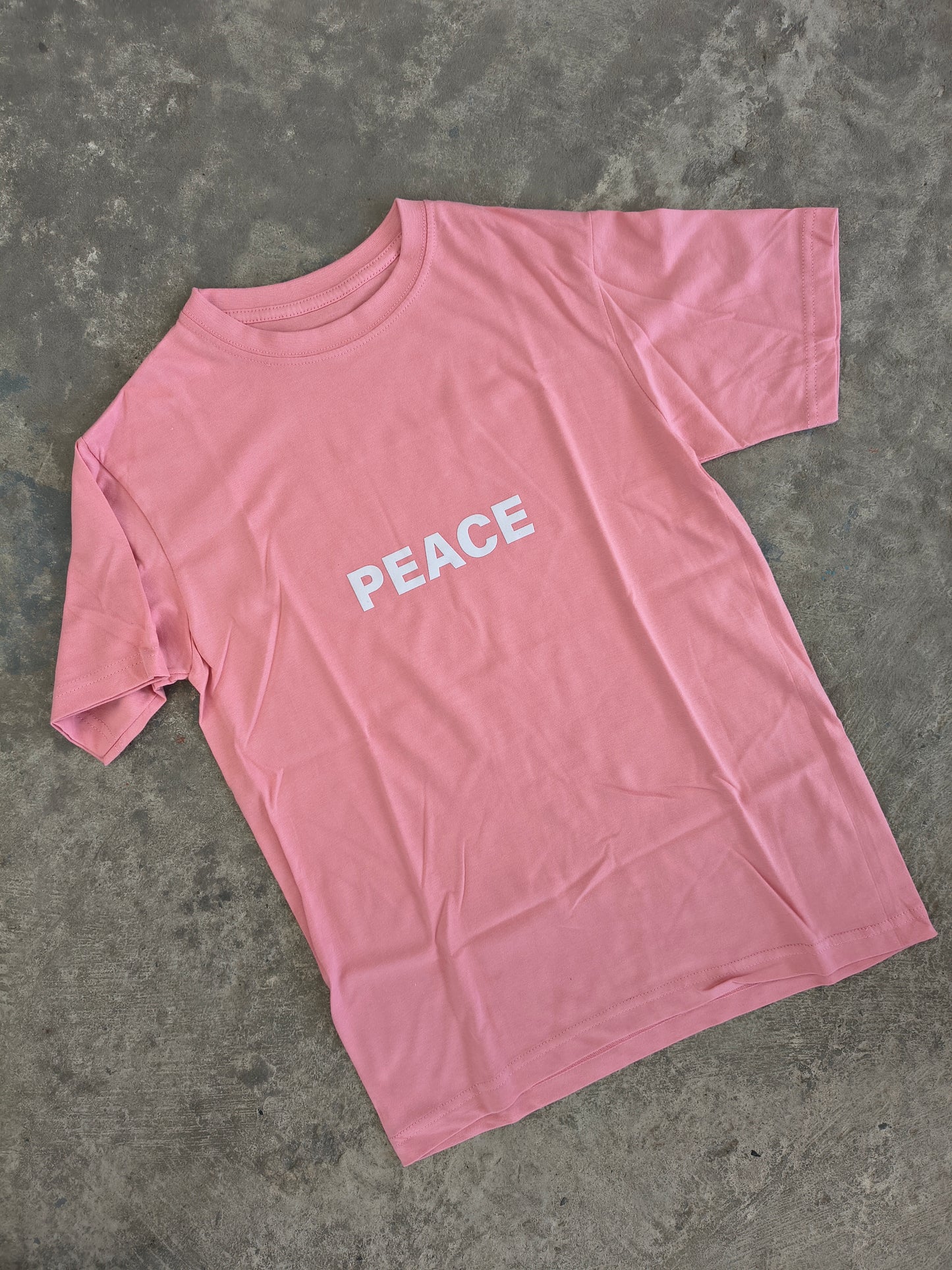 Camiseta Peace sobre rosa pastel