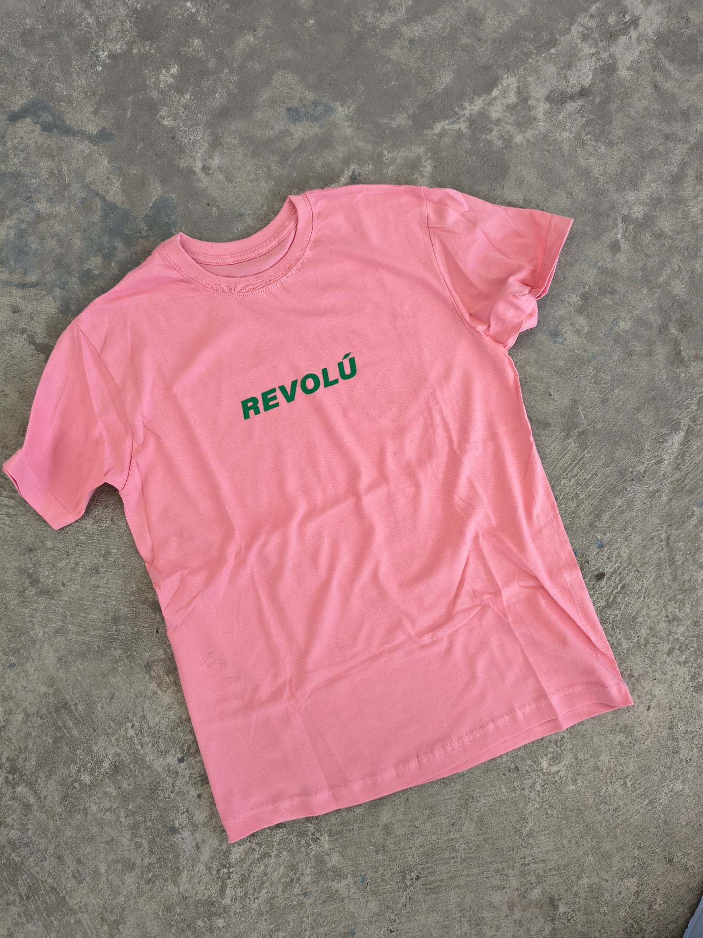 Camiseta Revolú sobre rosa pastel