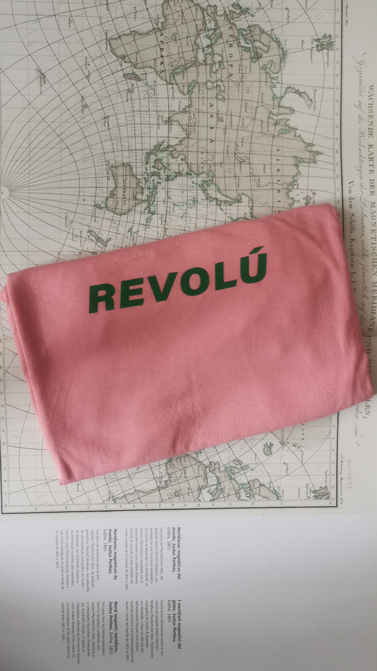 Camiseta Revolú sobre rosa pastel