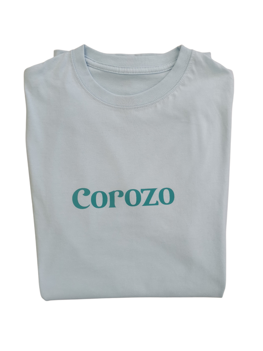 Camiseta Corozo sobre celeste