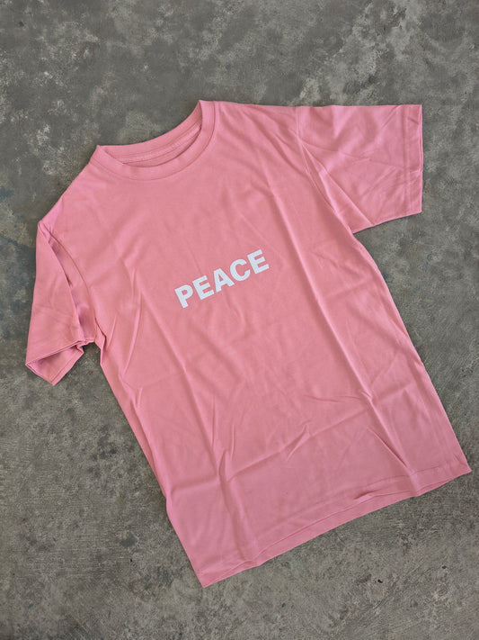 Camiseta Peace sobre rosa pastel