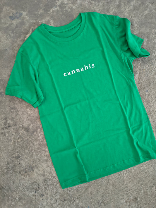 Camiseta Cannabis sobre verde