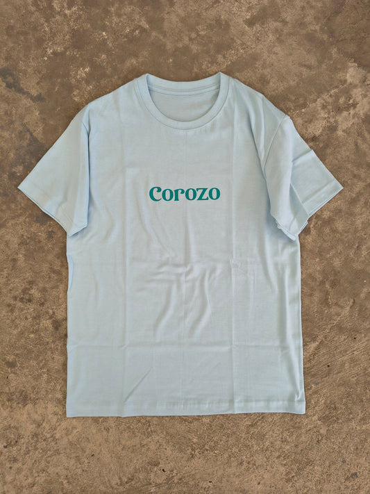 Camiseta Corozo sobre celeste
